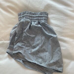 Lululemon Highrise 2.5 inch hotty hot shorts, Gravel Dust Pastel Blue Multi